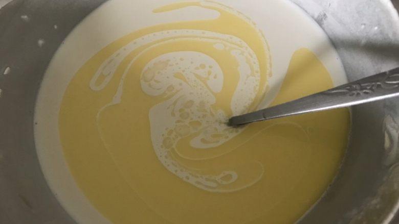 紫薯糯米糍,糯米粉搅拌到无颗粒状态,黄油溶成液体倒入搅拌好的糯米粉