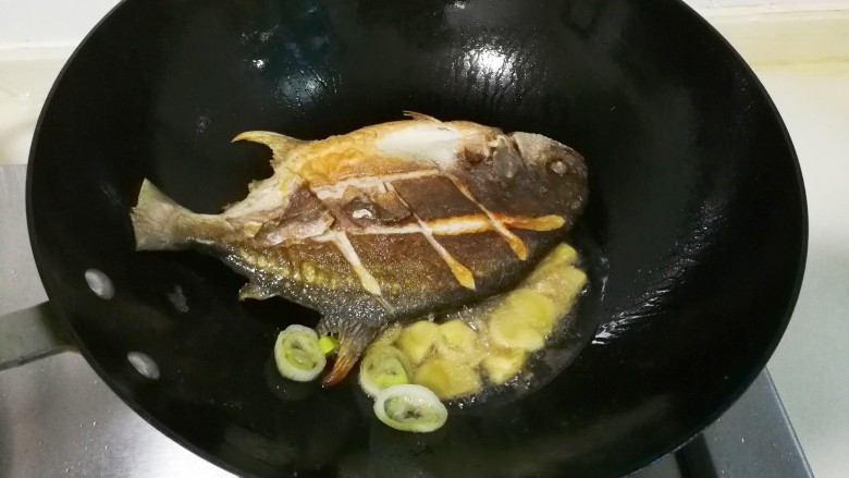 香菜金昌鱼,放入葱,姜煎出香味