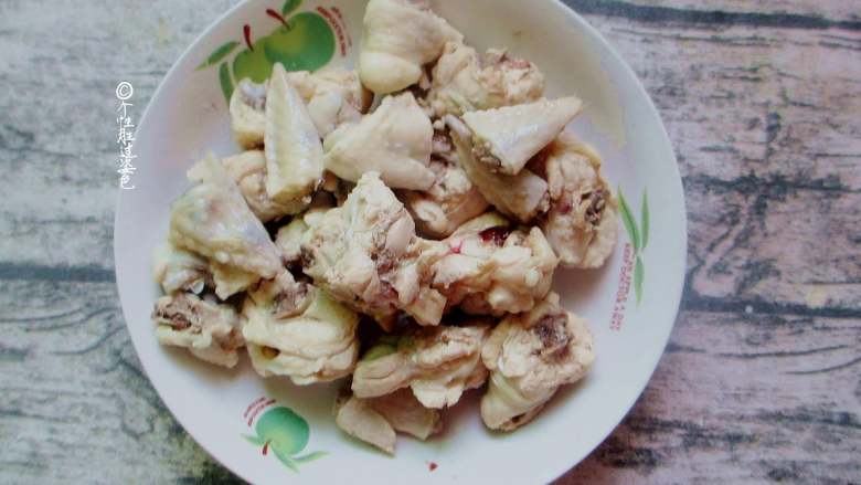 家常三杯鸡,焯烫至变色即捞出,温水冲净浮末后控水备用