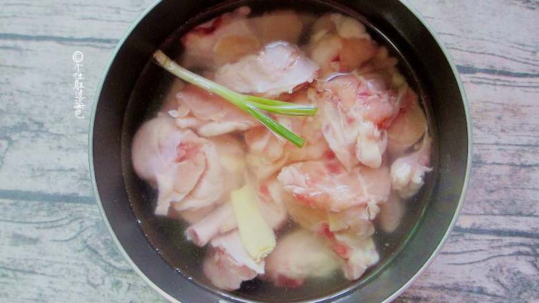 家常三杯鸡, 锅内坐水,加入葱姜、料酒烧至微开时将切块洗净的鸡块入锅