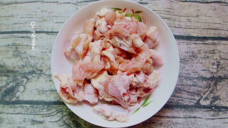 家常三杯鸡,两个大<a style='color:red;display:inline-block;' href='/shicai/ 92'>鸡腿</a>,洗净剁成块