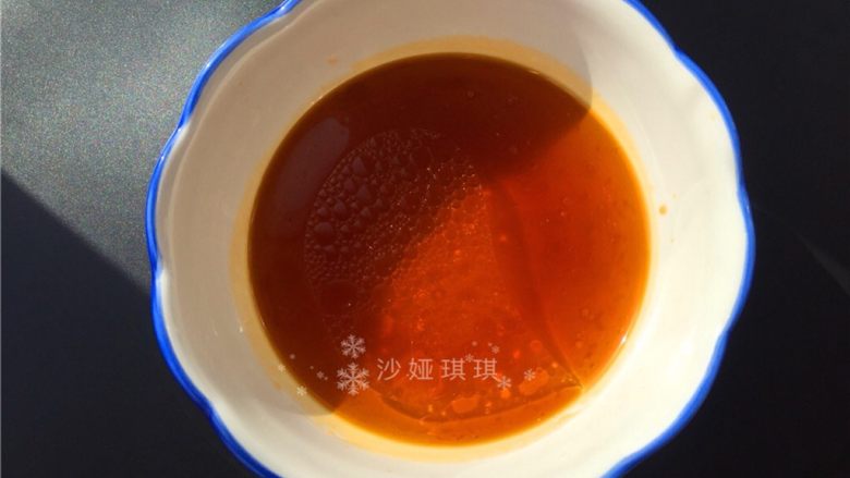 竹笋酸菜牛肉米线,取碗加入适量生抽、醋、盐和香油,用热汤冲散。