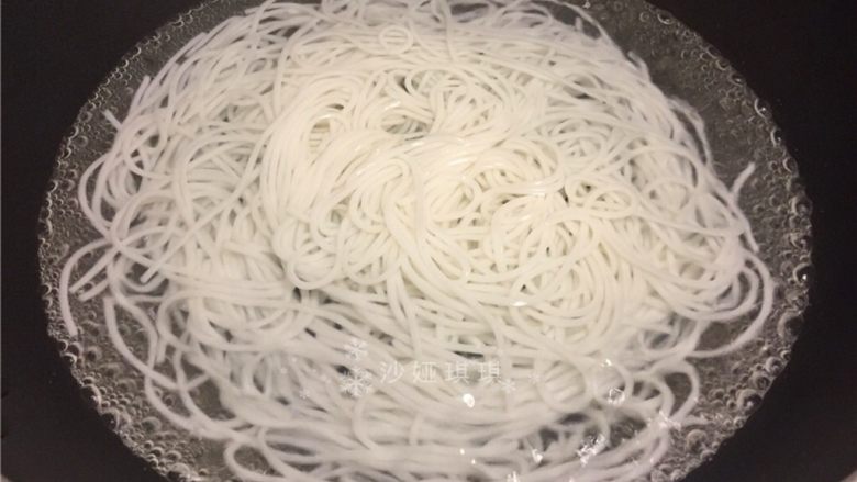 竹笋酸菜牛肉米线,再烧沸水,放入米线烫10秒即可捞入碗中。