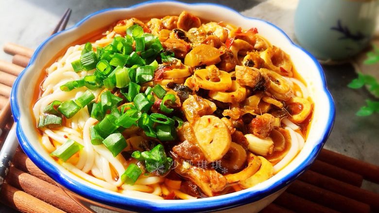 竹笋酸菜牛肉米线,开动咯!
