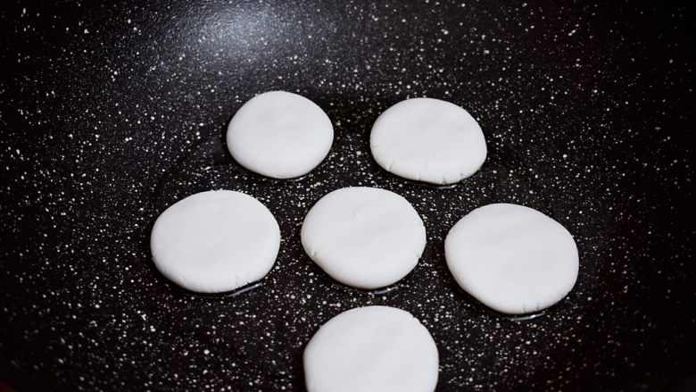 红糖糍粑,锅中放入食用油烧热,将糍粑放入