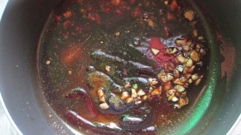 叉烧鸡排饭,准备自制叉烧酱,热锅入油下葱白碎,洋葱碎和蒜蓉煸香。炒大概2分钟后把20克耗油、20克酱油、25克白糖、5克红曲粉都下到锅里中火煮开