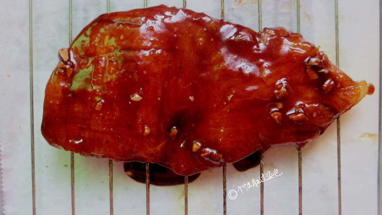 叉烧鸡排饭,腌好的肉块,码放在铺好油纸或锡箔纸的烤架上,烤箱温度220度,时间20分钟,中间翻一次面,并将腌肉的汤汁刷在肉表面