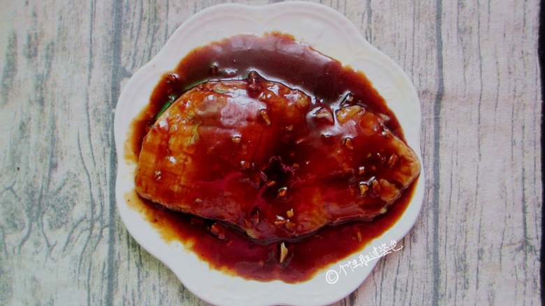 叉烧鸡排饭,鸡排涂抹叉烧酱,放入冰箱腌制12小时,使味道充分渗入到肉中;