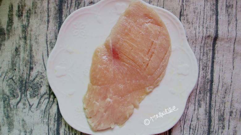 叉烧鸡排饭,鸡脯肉洗净切成厚片,用刀背轻敲使其疏松(这步可以使鸡排更多的吸收的调料使鸡排鲜嫩多汁)