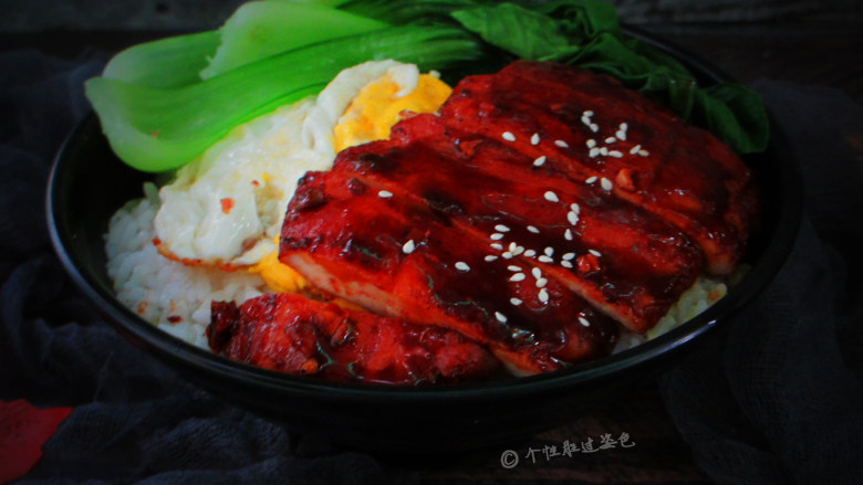 叉烧鸡排饭,装一碗米饭,并把焯烫好的青菜也摆入盘中,再码入切好的叉烧,大功告成,可以享用
