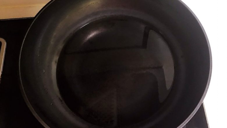 十分钟快手菜 凉拌椒香笋丝,锅里加入冷水,烧开后关火