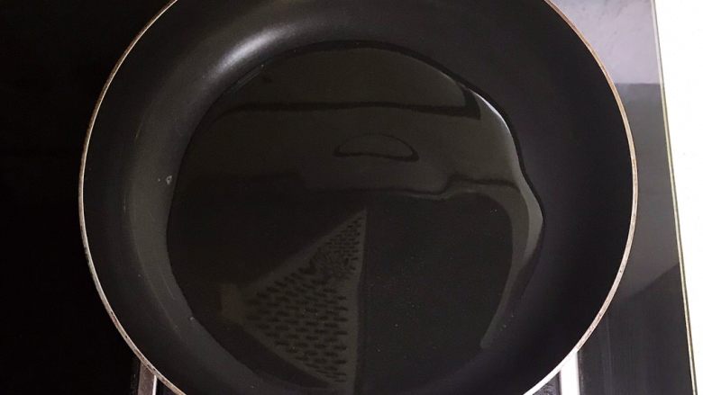 十分钟快手菜 凉拌椒香笋丝,炒锅烧热后加入1勺大豆色拉油