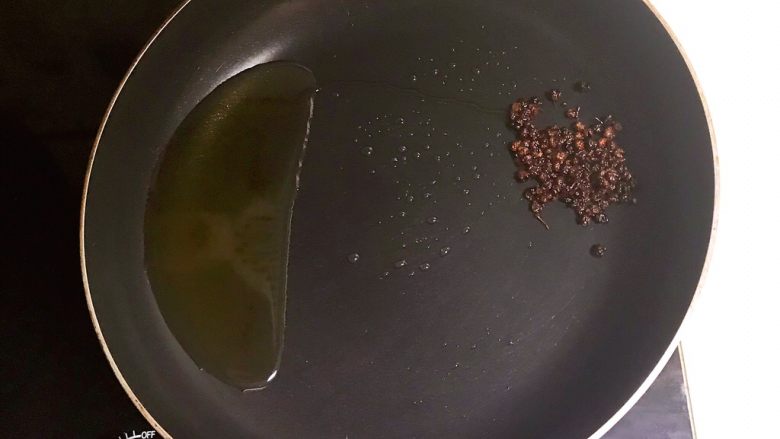 十分钟快手菜 凉拌椒香笋丝,花椒油做好了,稍微晾一下