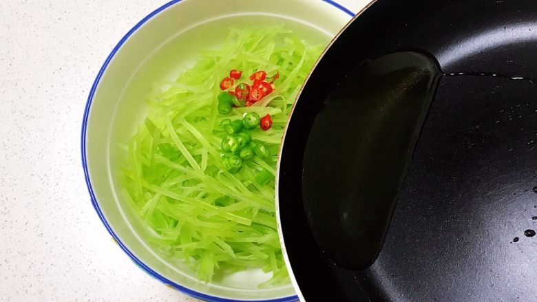 十分钟快手菜 凉拌椒香笋丝,把花椒油倒入笋丝里