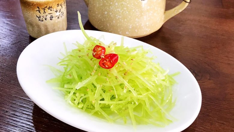 <span style="color:red">十</span><span style="color:red">分</span><span style="color:red">钟</span>快手菜  凉拌椒香笋丝