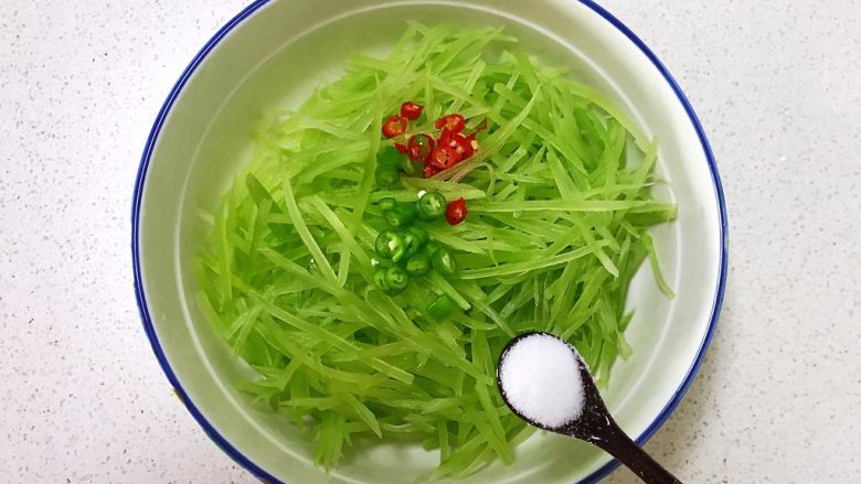 十分钟快手菜 凉拌椒香笋丝,加入3克精盐