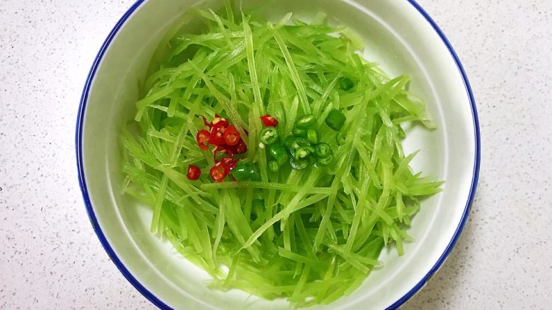 十分钟快手菜 凉拌椒香笋丝,加入小米辣和线椒