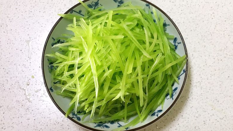 十分钟快手菜 凉拌椒香笋丝,把莴笋切成丝
