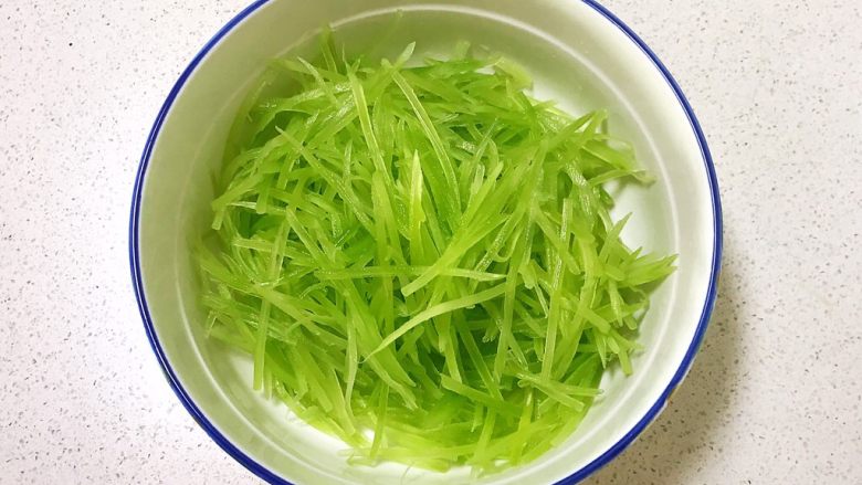 十分钟快手菜 凉拌椒香笋丝,把笋丝放入大碗里
