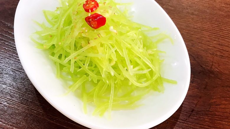 十分钟快手菜 凉拌椒香笋丝,把笋丝装盘,撒上少许<a style='color:red;display:inline-block;' href='/shicai/ 141911'>熟白芝麻</a>即可