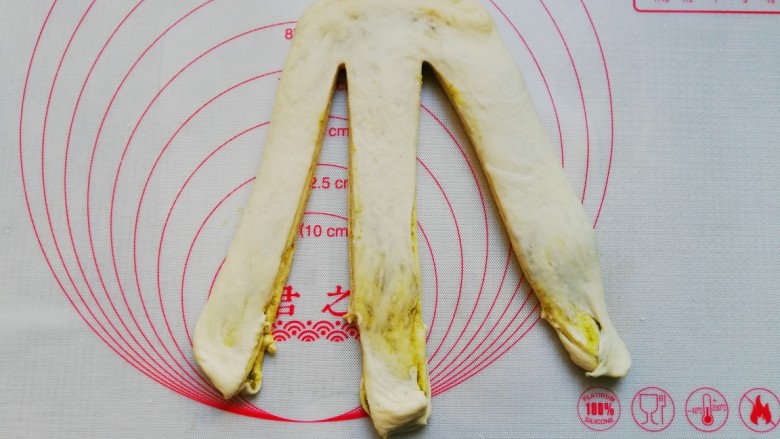 罗勒酱辫子面包,切成三等份长条，顶部不切断