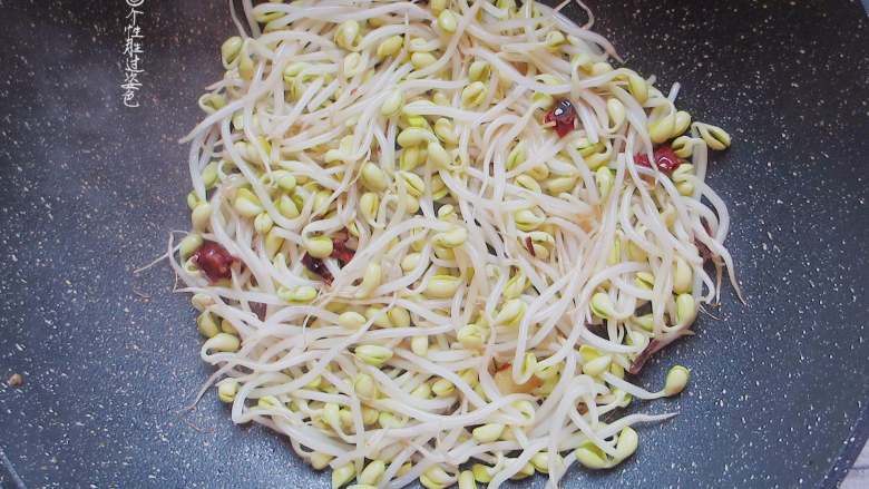豆芽炖粉条,加入豆芽,换大火,快速翻炒豆芽