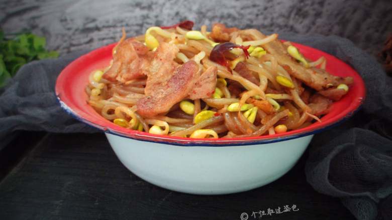 豆芽炖粉条,香喷喷的豆芽粉丝出锅来