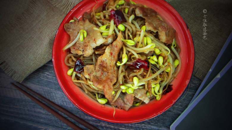 豆芽炖粉条,色香味浓,简直不要太爽口~