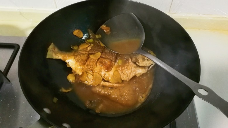 香菜金昌鱼,大火烧开翻面转中火烧至汤汁浓稠,