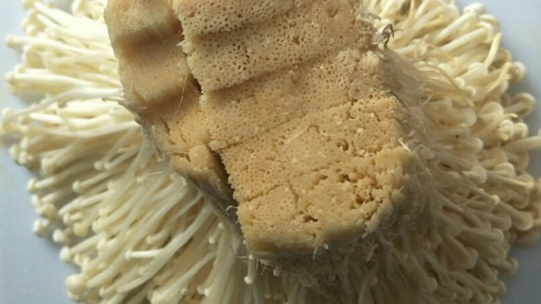 这道菜简单好吃,具有促进儿童智力发育的功能。,如图切成这样