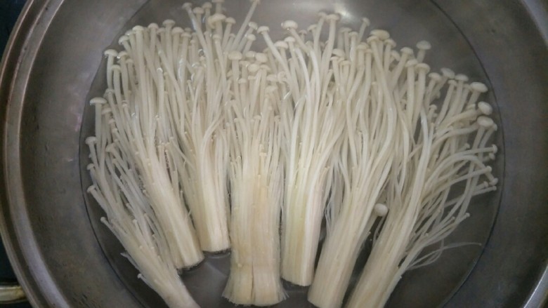 这道菜简单好吃,具有促进儿童智力发育的功能。,煮锅加入适量的水烧开,倒入金针菇煮好。