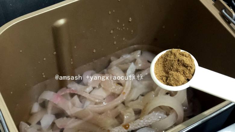 肉皮冻 ,把清洗好的猪皮丝全都倒入面包机桶内,再皮入开水能没过猪皮即可,然后
加入1小勺<a style='color:red;display:inline-block;' href='/shicai/ 744'>五香粉</a>