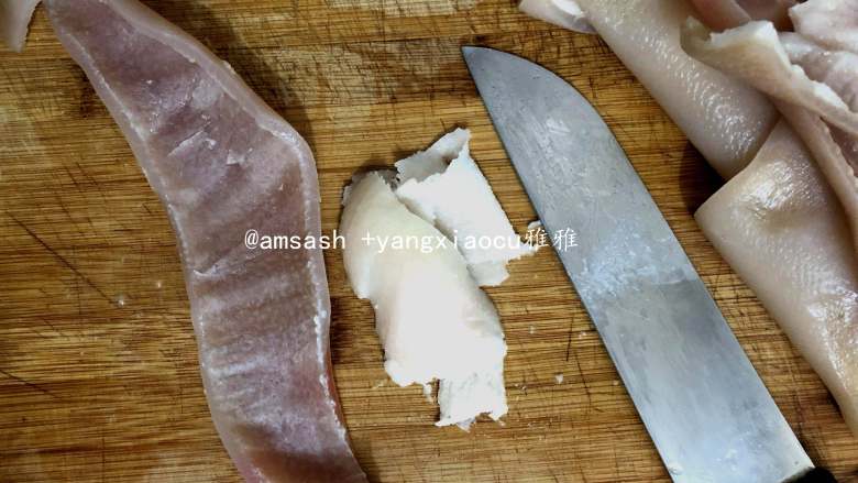 肉皮冻 ,取出猪皮把上面剩余的肥膘用刀刮掉,要把猪皮上有肥肉的都刮干净,一定
要刮干净