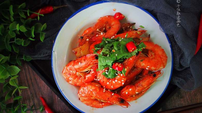 孜然香酥虾,这道菜很快手，如果在宴客时需要做很多菜，可以事先把虾过油准备好，等要用餐的时候现炒都是来得及的，几分钟就可以出锅上菜了