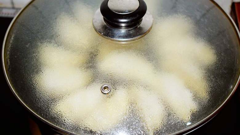 煎猪肉玉米饺子,盖上锅盖,焖煮至水干即可