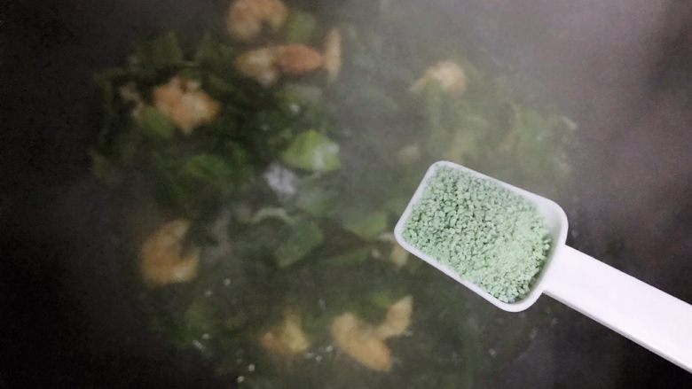 虾仁油麦菜,加一小勺蔬之鲜(鸡精),翻炒均匀,即可