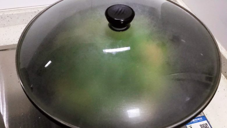 虾仁油麦菜,盖上锅盖,转中小火,焖煮2分钟