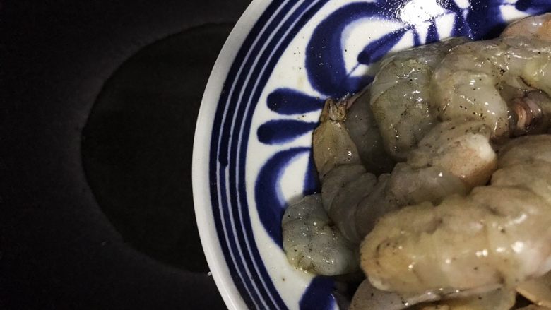 虾仁油麦菜,待锅内油七分热时,下虾