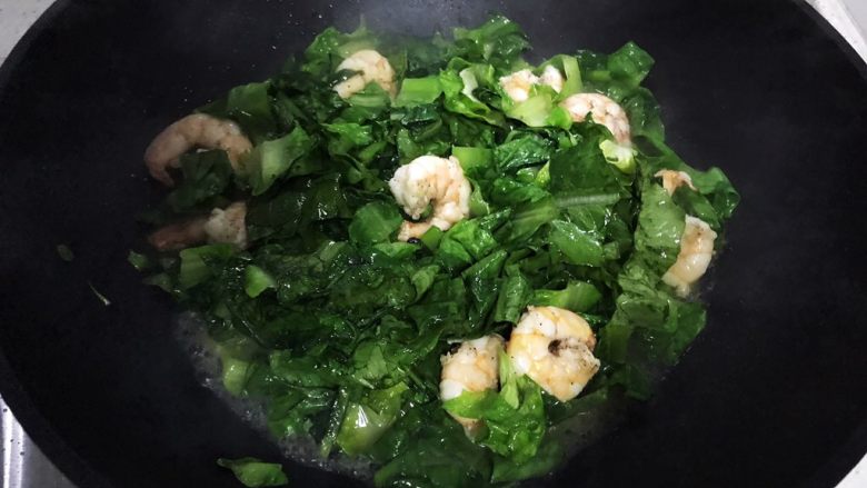 虾仁油麦菜,翻炒至油麦菜变软,体积变小
