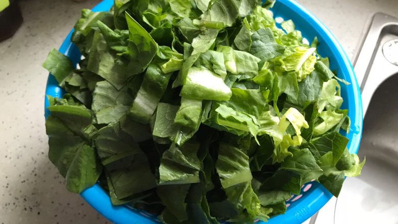虾仁油麦菜,油麦菜洗净之后切段,沥干水分