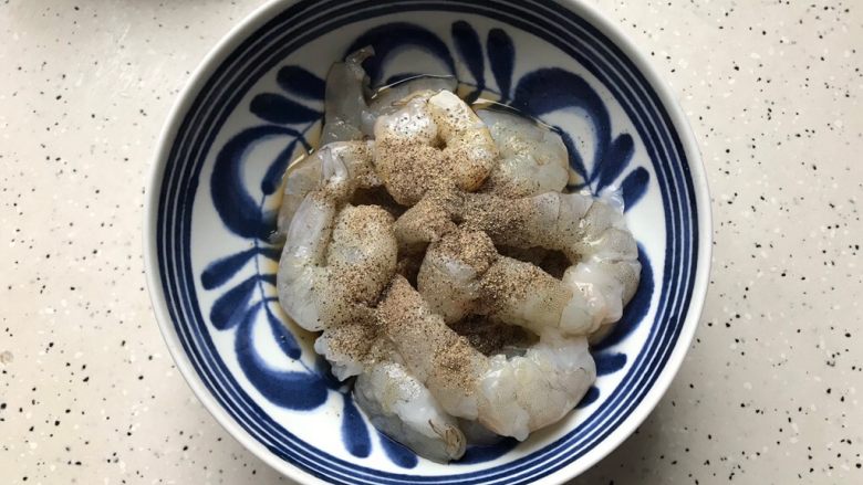 虾仁油麦菜,剥好之后洗净,用适量料酒和黑胡椒粉腌制,备用