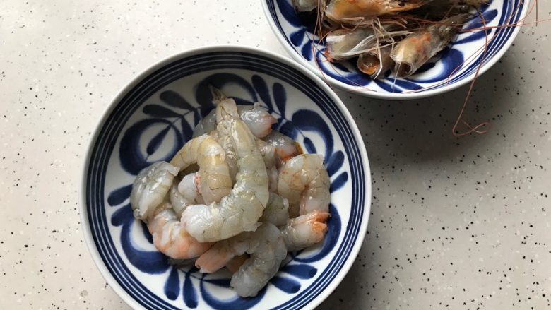 虾仁油麦菜,海虾剥去壳,挑出虾肠,头不要扔掉,放进速冻,下次再教大家用虾头做另外一道菜