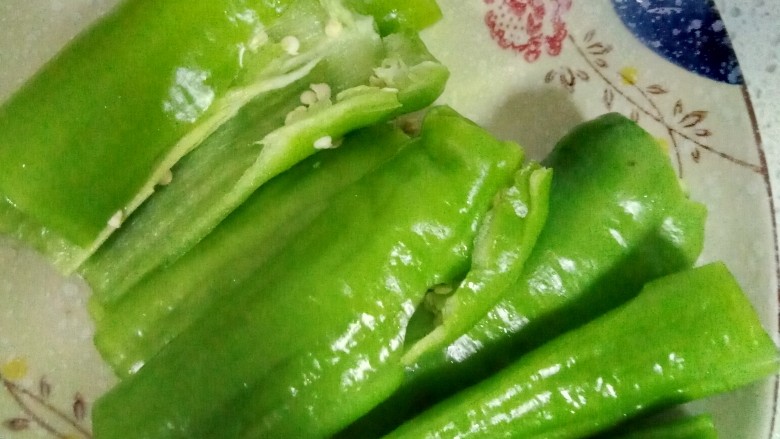 家常虎皮尖椒,<a style='color:red;display:inline-block;' href='/shicai/ 8778'>尖椒</a>洗干净拍扁(切成两段锅里熟的快一点,如果为了摆盘漂亮就整个下锅)