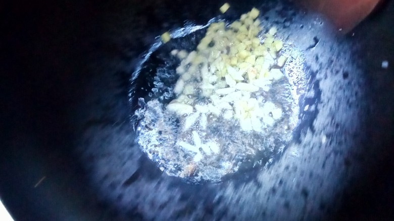 家常虎皮尖椒,锅中放油,加入蒜沫,姜沫扁香