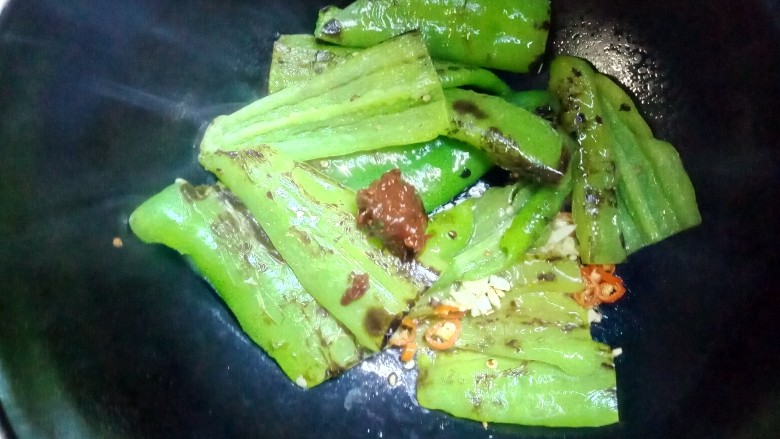 家常虎皮尖椒,放入尖椒,豆瓣酱翻炒