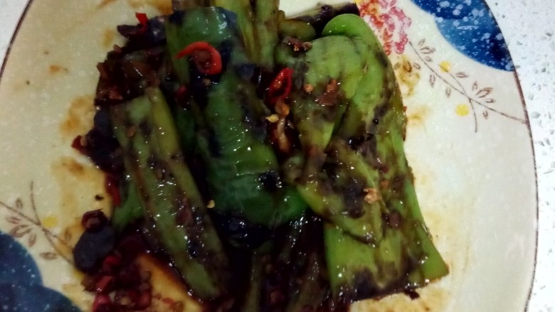 家常虎皮尖椒,加入咸盐调味,放少量<a style='color:red;display:inline-block;' href='/shicai/ 756'>鸡精</a>盛出即可