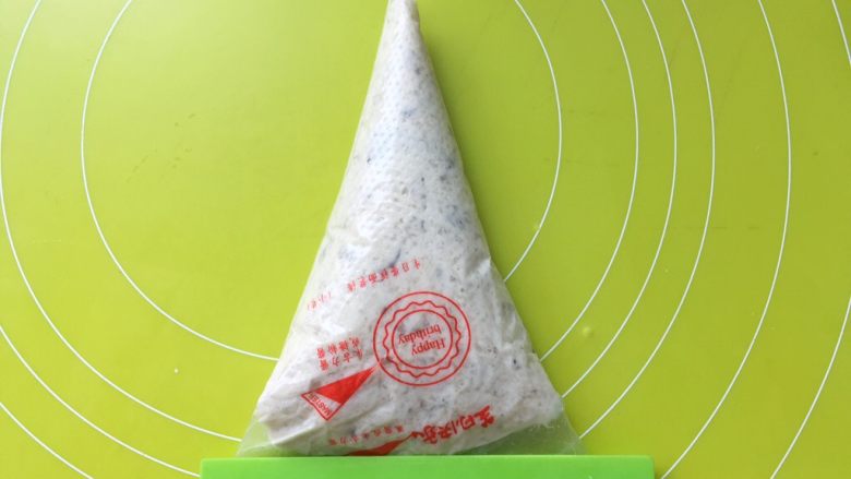 虾滑蝴蝶意面,之后将搅拌好的虾滑面糊装入裱花袋,冷藏备用。