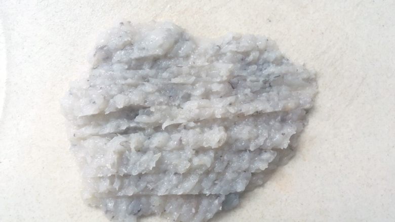 虾滑蝴蝶意面,将虾切成小段,之后剁成虾泥,先切小段再剁虾泥,这样出来的虾泥比较细腻,我做好的虾泥有68克