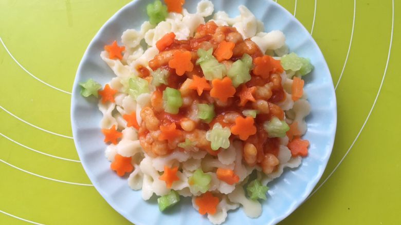 虾滑蝴蝶意面,再撒上胡萝卜跟乳瓜花朵装饰，宝贝的虾滑蝴蝶面就做好的