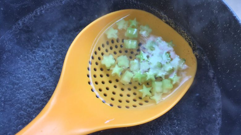 虾滑蝴蝶意面,再将乳瓜花朵放进去烫10几秒,捞出了放盘子里备用